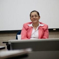 Professora Vânia, coordenadora da mesa-redonda