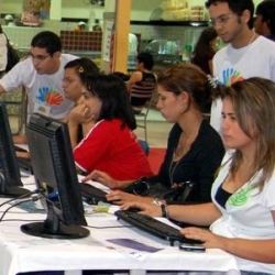 Visitantes se cadastram no banco de talentos