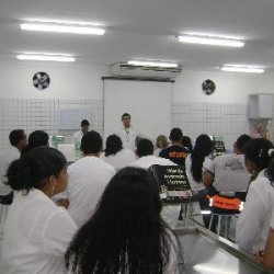 Professora André Davim ministrando aula