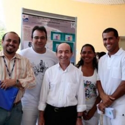 Prof. Daladier e o coordenador Robson Alves ao lado de alunos de Fisioterapia 