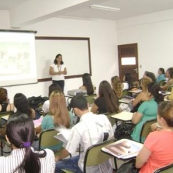 Nila, coordenadora de Nutrição, também orientou os novatos