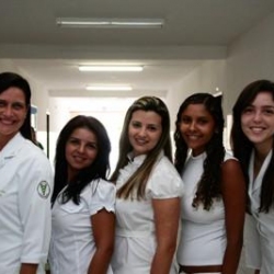 Estudantes de Fisioterapia felizes em participar do Congresso