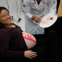 Aluna pinta a barriga da futura mamãe