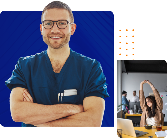 Imagem de um rapaz sorrindo e segurando um caderno