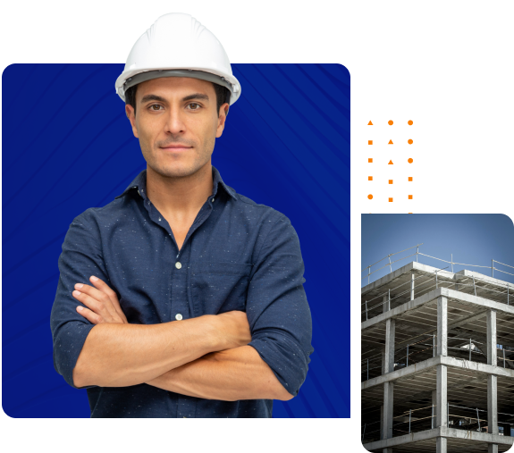 Imagem de um rapaz sorrindo e segurando um caderno