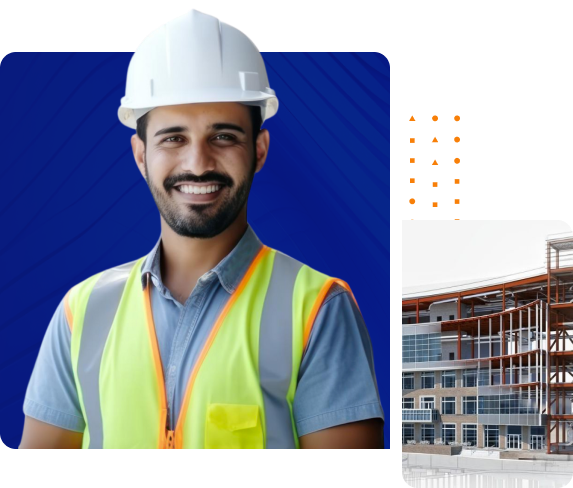 Imagem de um rapaz sorrindo e segurando um caderno