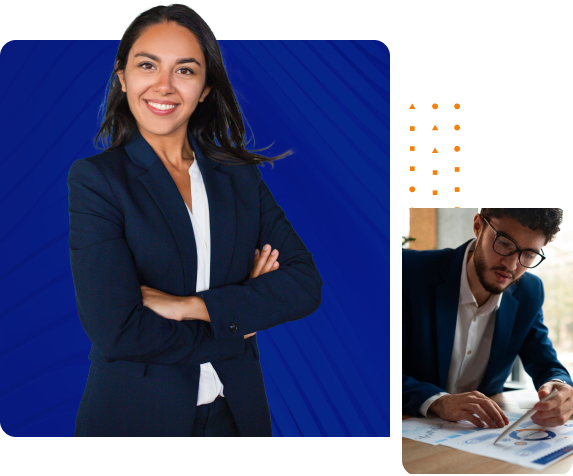 Imagem de um rapaz sorrindo e segurando um caderno