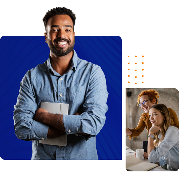 Imagem de um rapaz sorrindo e segurando um caderno